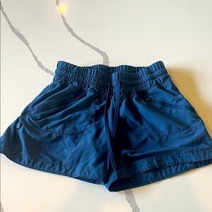 Zella Women’s Switchback Roll up shorts XS slate blue